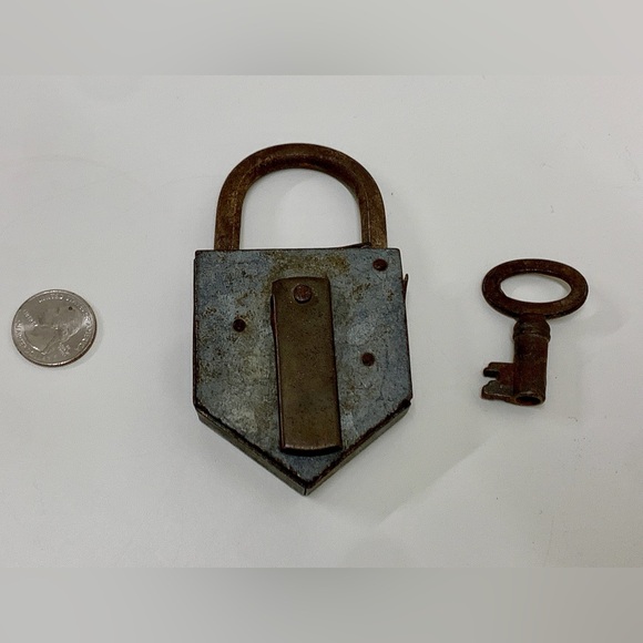 Vintage Angular Metal Heavy Duty Functional Padlock w/ Key - Picture 2 of 16